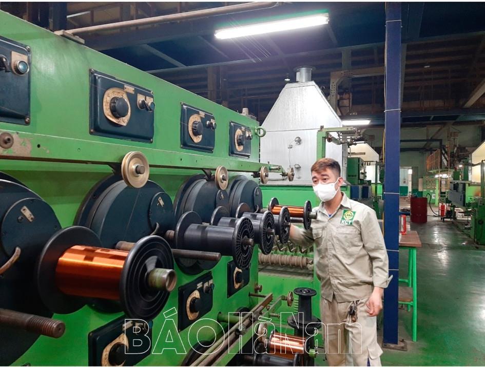 Tập trung tháo gỡ khó khăn cho sản xuất kinh doanh