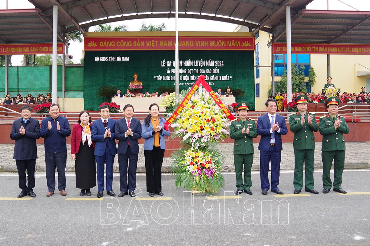 Đồng chí Bí thư Tỉnh ủy Lê Thị Thủy dự lễ ra quân huấn luyện năm 2024