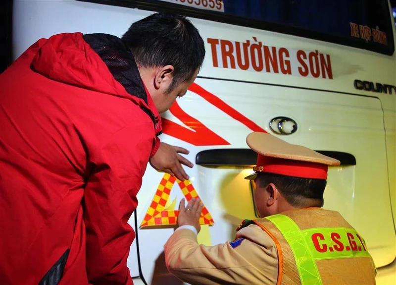 Dán phản quang cảnh báo cho phương tiện vận tải trên đường cao tốc