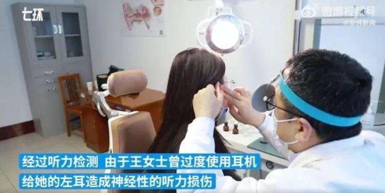 Đeo tai nghe đi ngủ suốt 2 năm, người phụ nữ bị mất thính lực vĩnh viễn