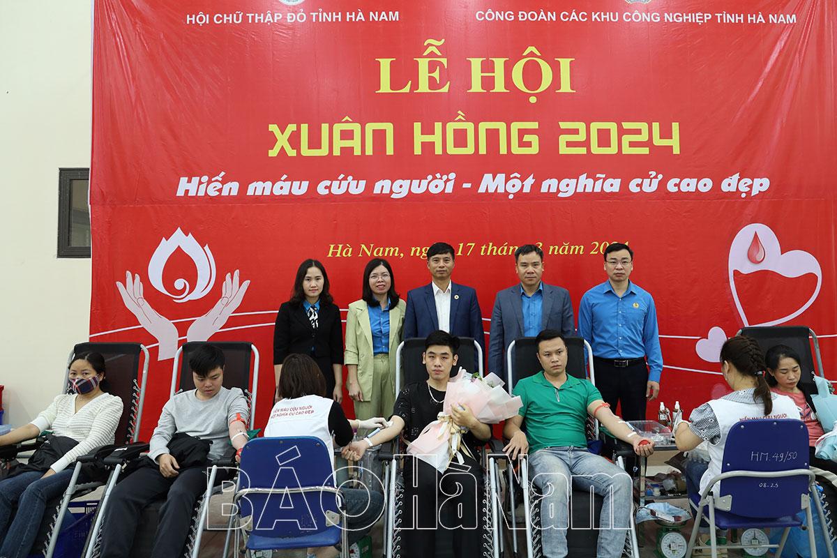 Hơn 220 công nhân lao động hưởng ứng Lễ hội Xuân hồng 2024