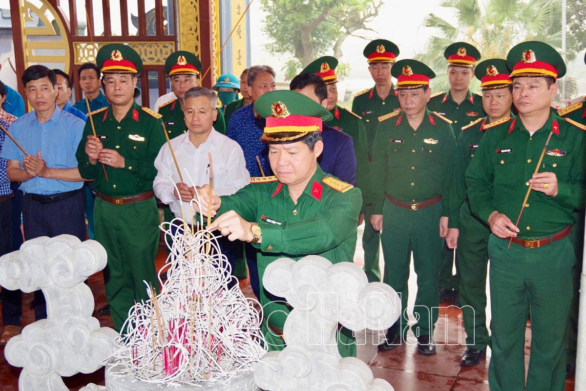 Bộ CHQS tỉnh dâng hương tại Khu di tích lịch sử cách mạng Đình Bông - nơi thành lập LLVT tỉnh