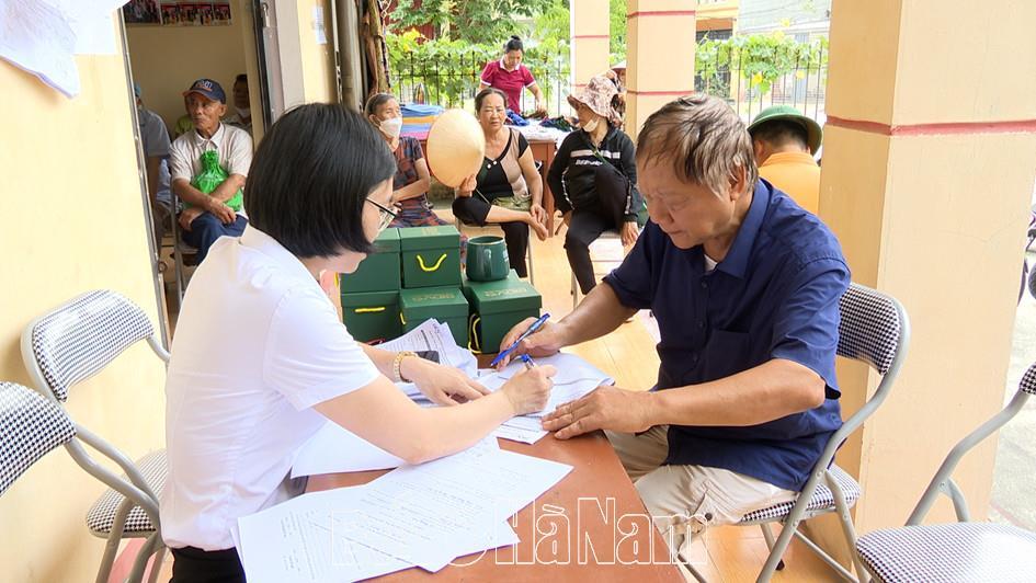 Đẩy mạnh chi trả các chế độ bảo hiểm xã hội qua tài khoản ngân hàng