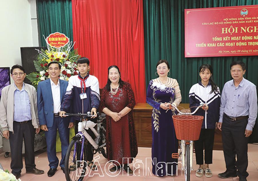 Tiếp sức con nông dân vượt khó