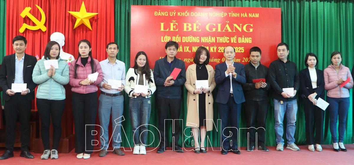 Đảng ủy Khối Doanh nghiệp tỉnh bế giảng lớp bồi dưỡng nhận thức về Đảng khóa IX