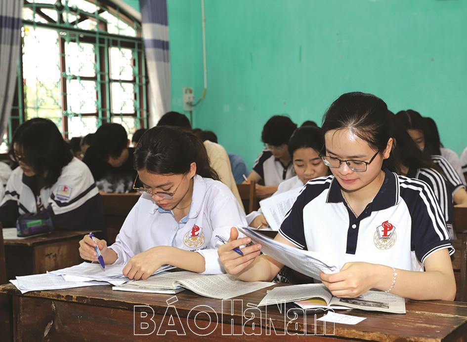 Học sinh lớp 12 tích cực chuẩn bị xét tuyển sớm đại học