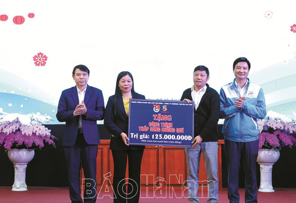 Góp sức trẻ thắp sáng đường quê