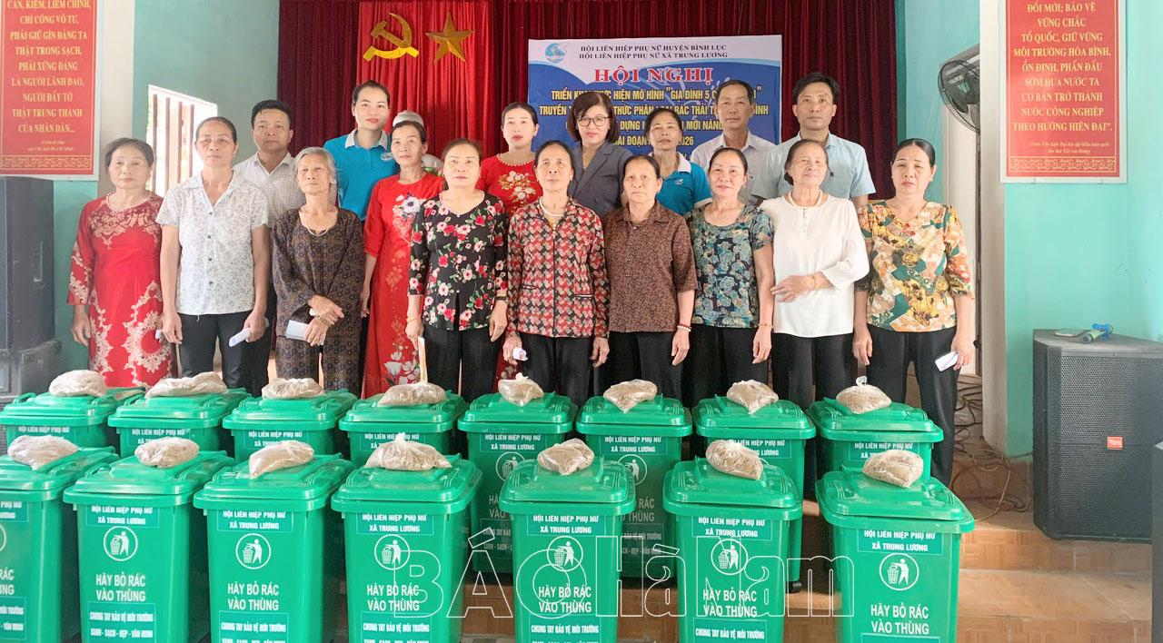 Hội LHPN huyện Bình Lục ra mắt mô hình "Gia đình 5 có, 3 sạch"