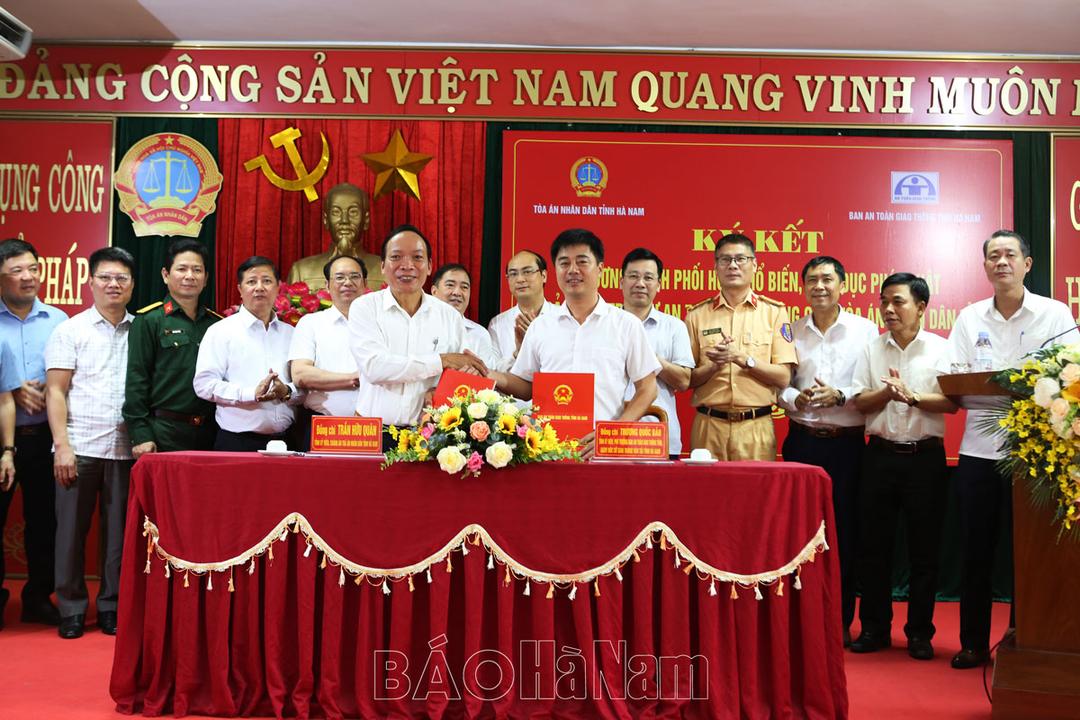 Ký kết chương trình phối hợp tuyên truyền, phổ biến, giáo dục pháp luật giữa TAND và Ban ATGT tỉnh