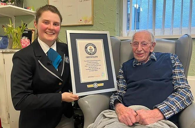 Cụ ông cao tuổi nhất thế giới khẳng định sống lâu 'chỉ là may mắn'