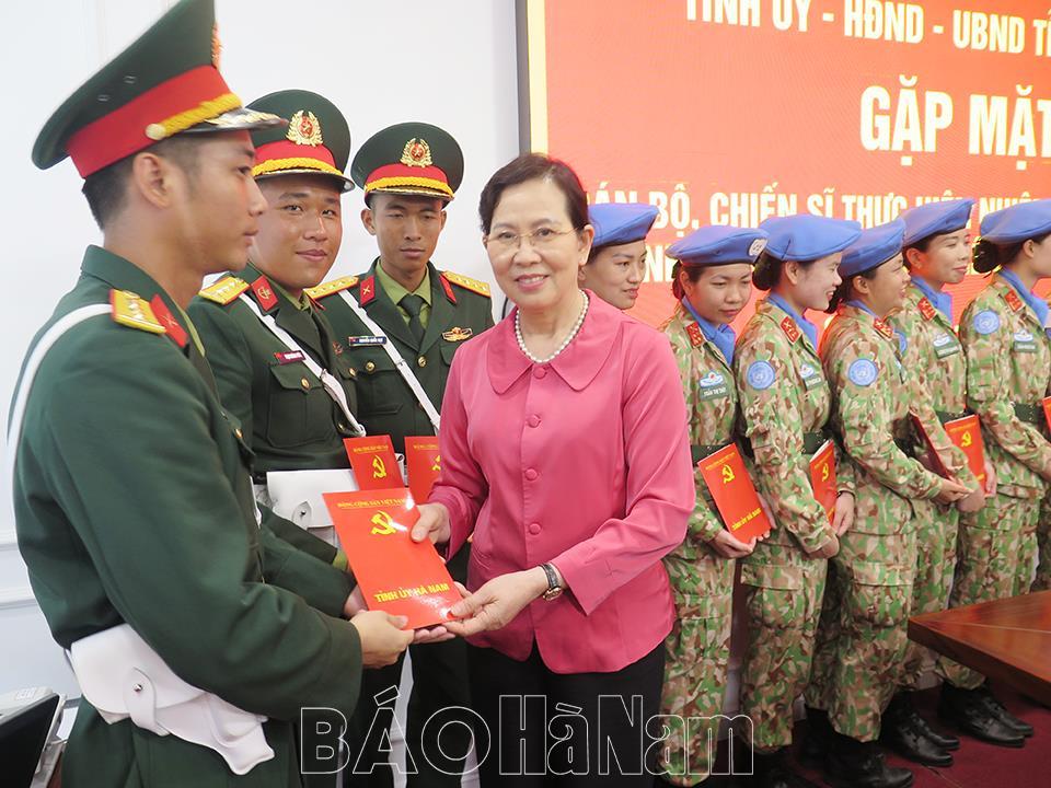 Đồng chí Bí thư Tỉnh uỷ Lê Thị Thủy thăm, tặng quà, động viên lực lượng tham gia tập luyện chuẩn bị Lễ kỷ niệm 70 năm Chiến thắng Điện Biên Phủ