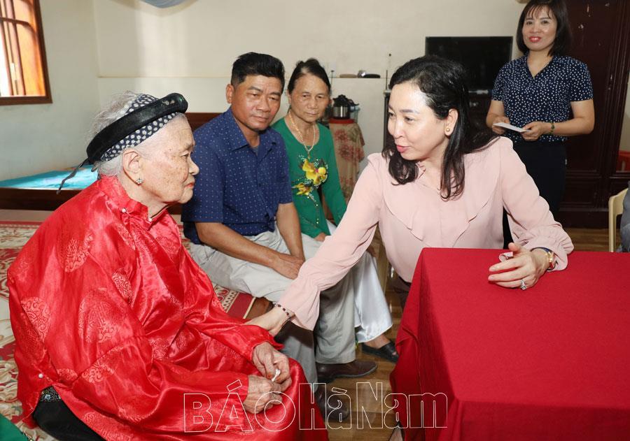 Đồng chí Phó Bí thư Thường trực Tỉnh ủy thăm, tặng quà các chiến sĩ Điện Biên, thanh niên xung phong, dân công hỏa tuyến tại thị xã Duy Tiên