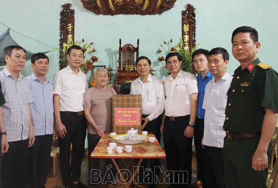 Lãnh đạo tỉnh thăm, tặng quà nhân kỷ niệm 70 năm Chiến thắng lịch sử Điện Biên Phủ