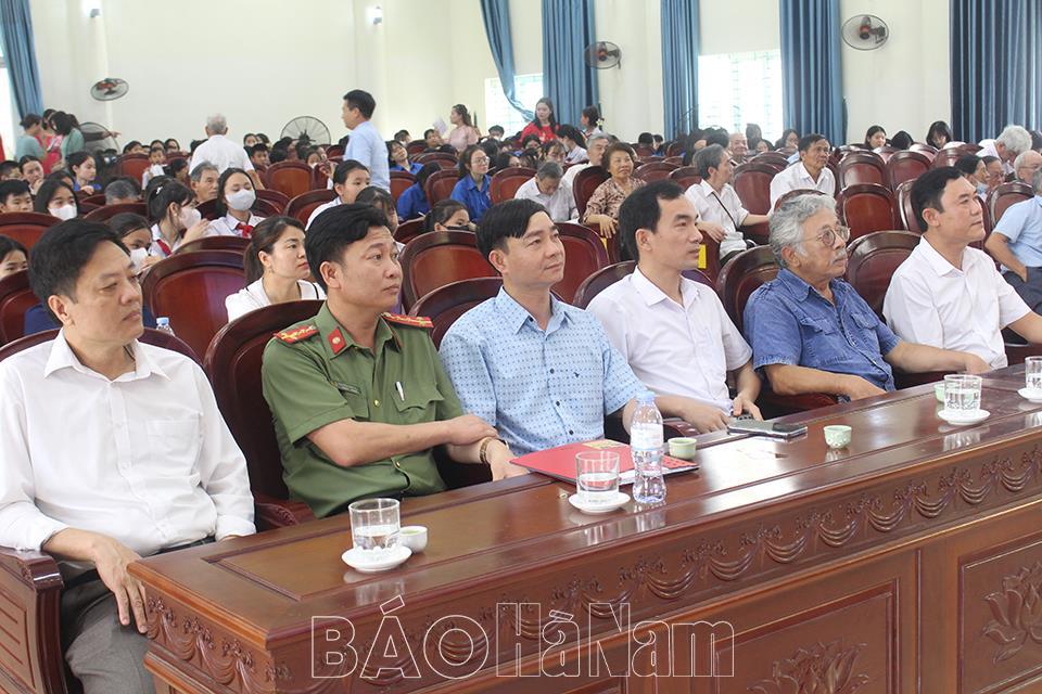 Nói chuyện chuyên đề “Văn hay, sách quý đồng hành cùng chúng ta cất cánh”