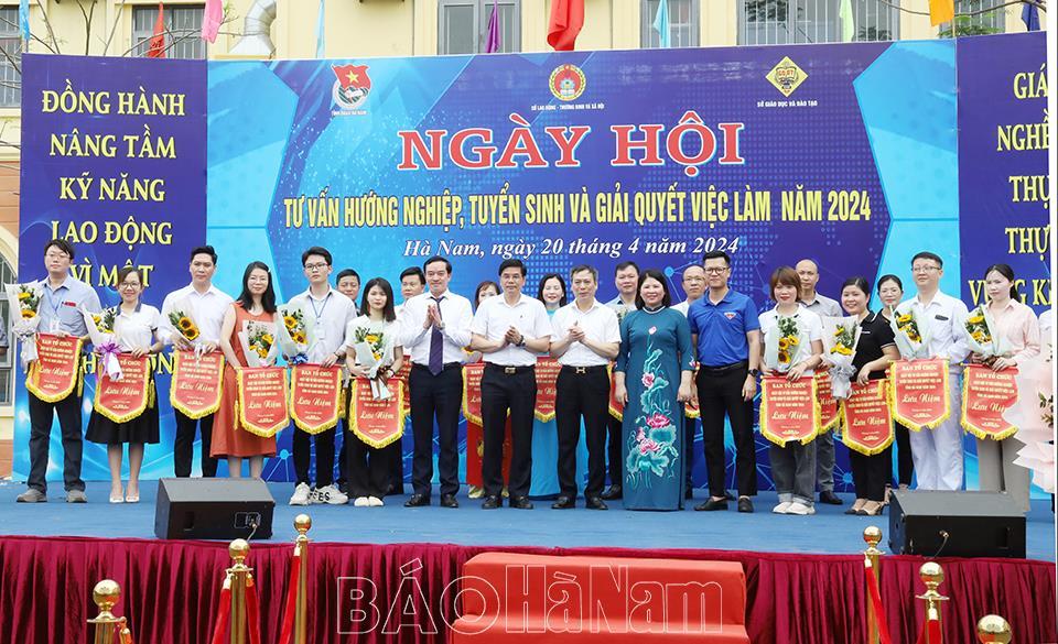 Ngày hội Tư vấn hướng nghiệp, tuyển sinh và giải quyết việc làm năm 2024