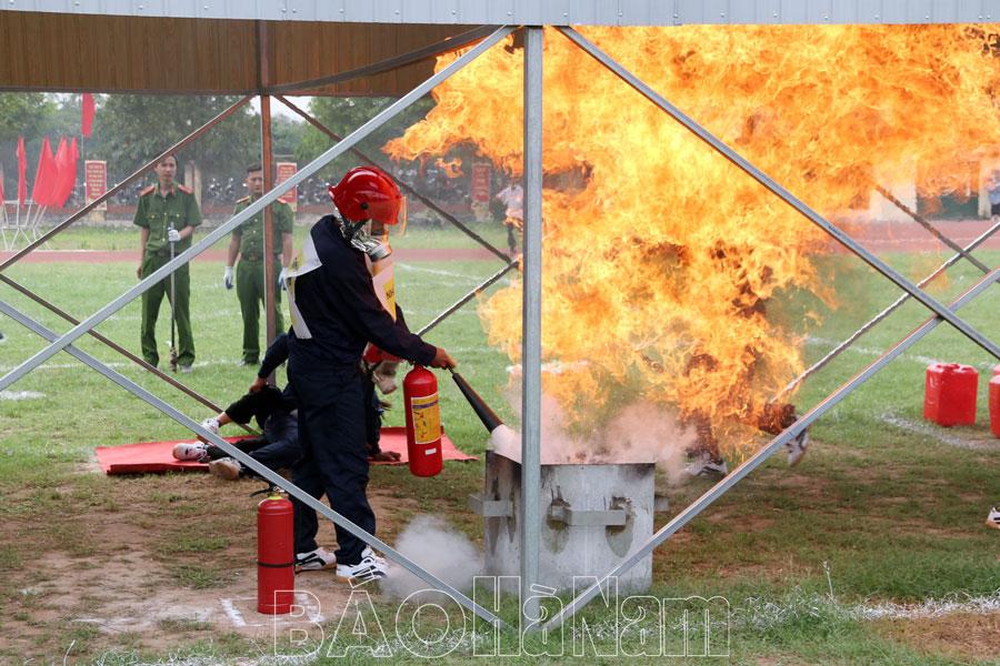 Lý Nhân tổ chức Hội thi nghiệp vụ chữa cháy và CNCH “Tổ liên gia an toàn PCCC” năm 2024