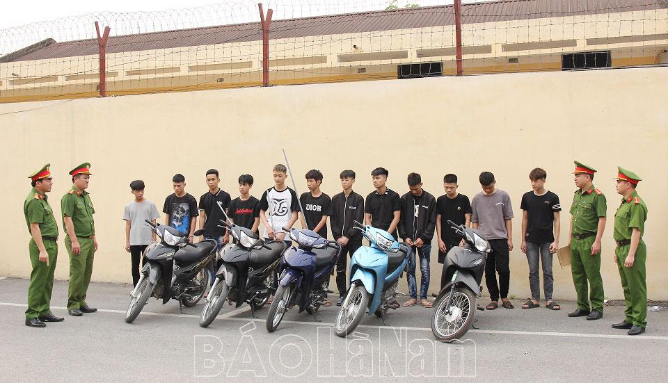 Công an huyện Kim Bảng làm rõ nhóm 12 thanh thiếu niên điều khiển xe tốc độ cao, gây rối TTCC