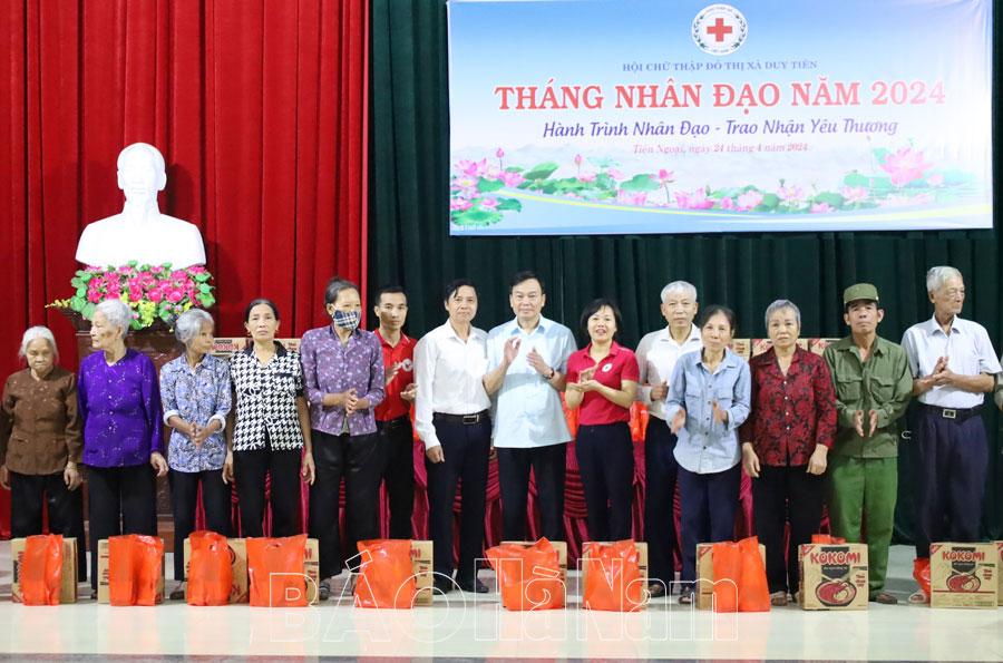 Hội Chữ thập đỏ thị xã Duy Tiên tổ chức Chương trình “Hành trình nhân đạo – Trao nhận yêu thương” ở Tiên Ngoại