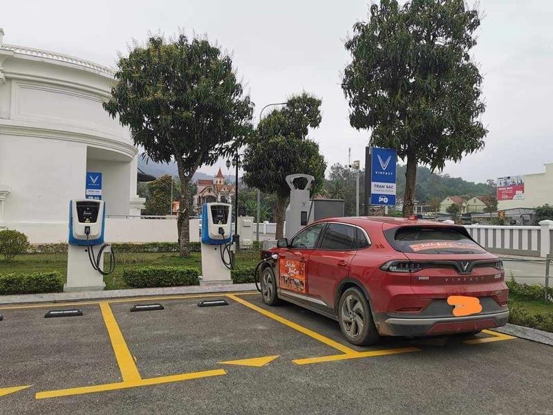 Quy định mới bắt buộc trạm dừng nghỉ phải có chỗ đỗ và trạm sạc cho xe điện