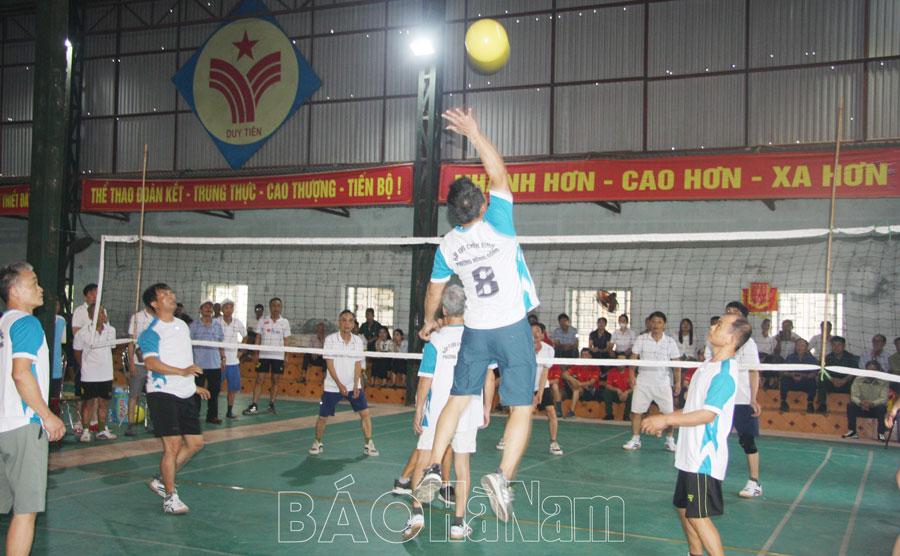 Hội CCB thị xã Duy Tiên tổ chức giải bóng chuyền hơi trong cán bộ, hội viên