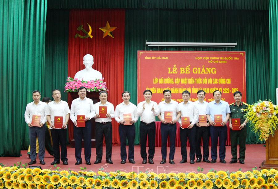 Bế giảng lớp bồi dưỡng, cập nhật kiến thức đối với các đồng chí Ủy viên BCH Đảng bộ tỉnh nhiệm kỳ 2020-2025