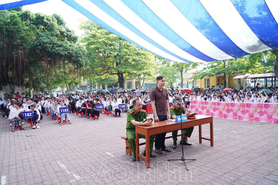 Tổ chức “Phiên tòa giả định” tuyên truyền pháp luật về trật tự an toàn giao thông tại Trường THPT Lý Nhân