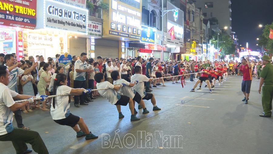 Sôi nổi hội thi kéo co công nhân, viên chức, lao động tại phố đi bộ Phủ Lý