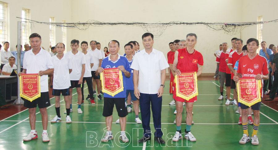 Hội CCB huyện Kim Bảng tổ chức giải bóng chuyền hơi nhân kỷ niệm 70 năm chiến thắng Điện Biên Phủ