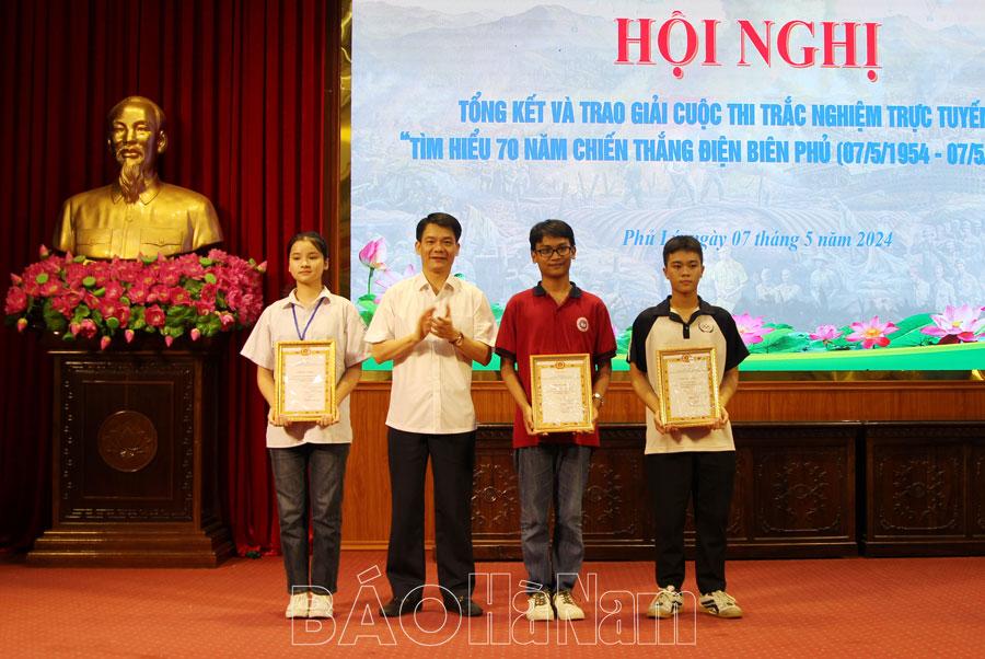 Thành ủy Phủ Lý tổng kết, trao giải cuộc thi trắc nghiệm trực tuyến “Tìm hiểu 70 năm Chiến thắng Điện Biên Phủ (7/5/1954 - 7/5/2024)”