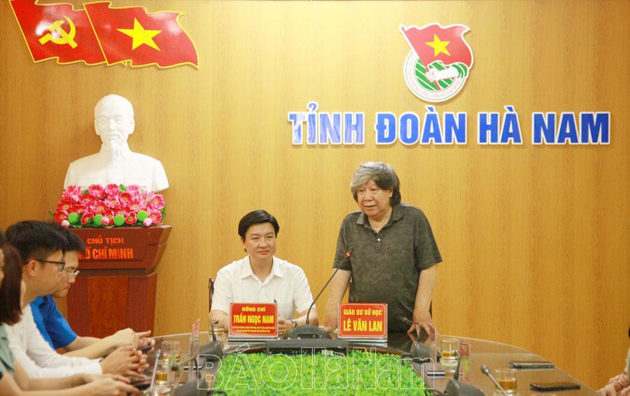 Giáo sư sử học Lê Văn Lan trò chuyện, giao lưu với cán bộ, công chức Tỉnh đoàn Hà Nam