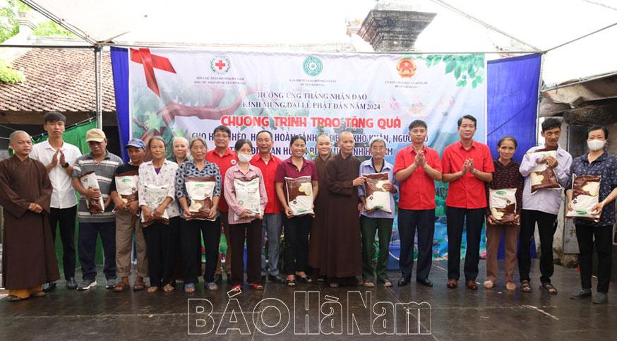 Trao 700 suất quà cho hộ nghèo, hộ có hoàn cảnh đặc biệt khó khăn ở Bình Lục