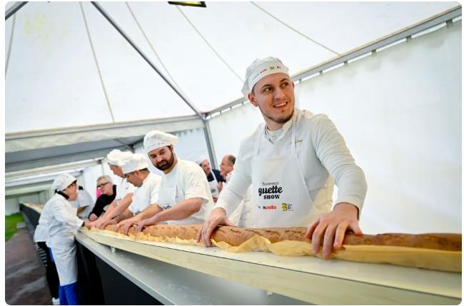 Chiếc bánh mỳ baguette dài nhất thế giới