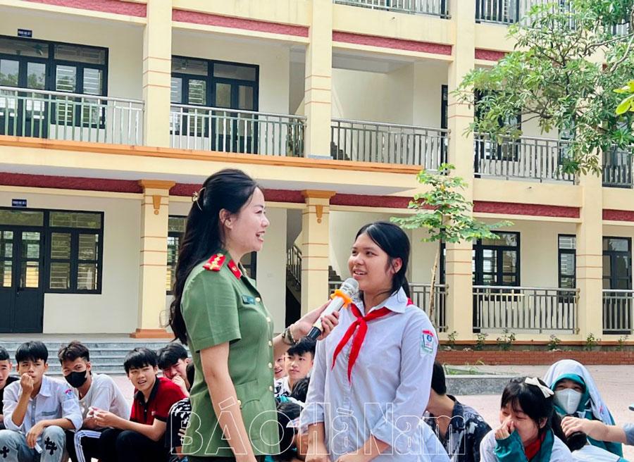 Công an huyện Bình Lục tuyên truyền kỹ năng phòng, chống tai nạn đuối nước cho trẻ em