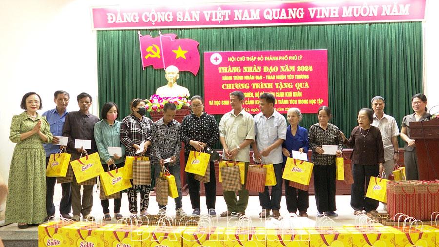 Hội Chữ thập đỏ Phủ Lý trao hơn 100 suất quà cho các hoàn cảnh khó khăn nhân “Tháng Nhân đạo”