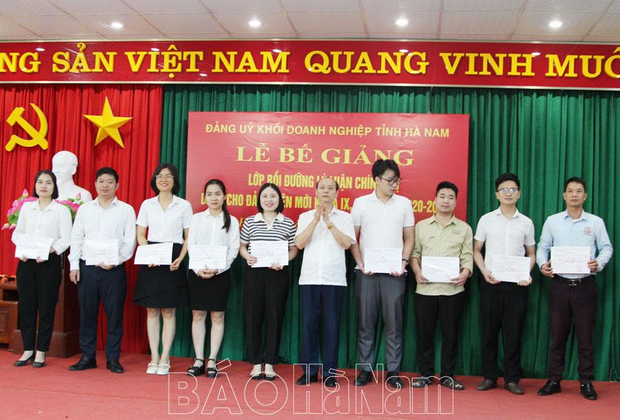 Đảng ủy Khối Doanh nghiệp tỉnh bế giảng lớp bồi dưỡng LLCT dành cho đảng viên mới