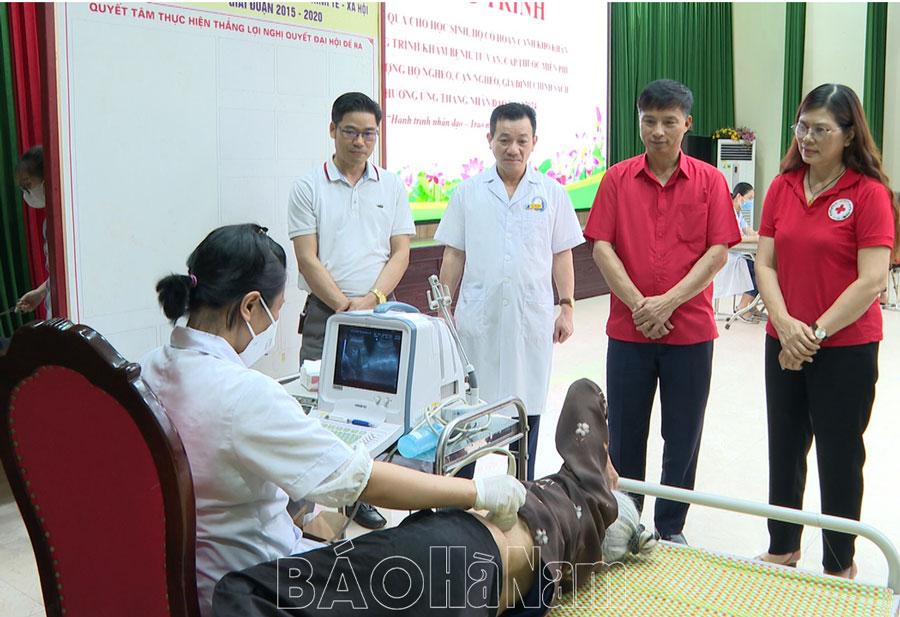 Kim Bảng tổ chức tặng quà, khám bệnh, tư vấn, cấp thuốc miễn phí