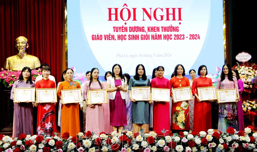 Thành phố Phủ Lý khen thưởng giáo viên và học sinh giỏi năm học 2023- 2024