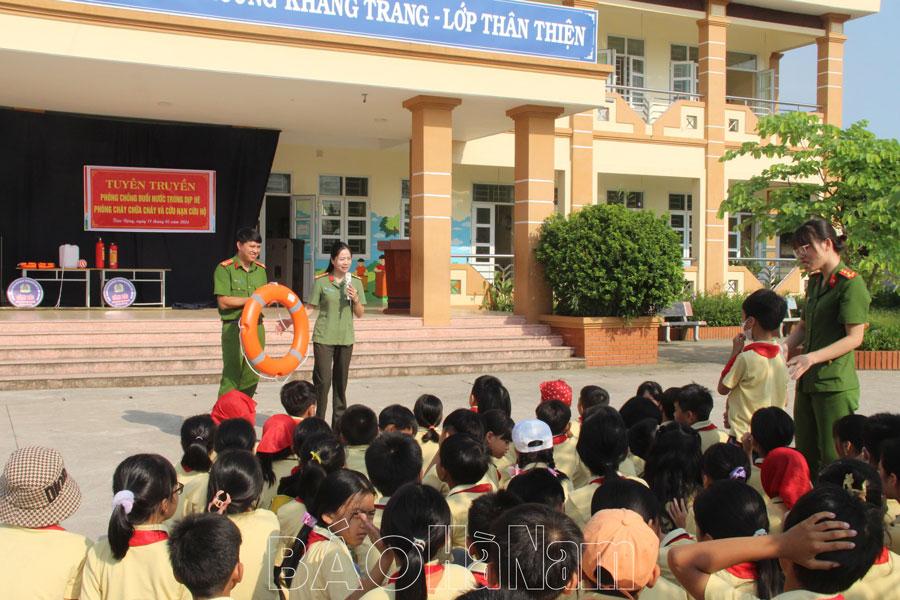 Trao tặng công trình biển cảnh báo phòng chống đuối nước tại Bình Lục