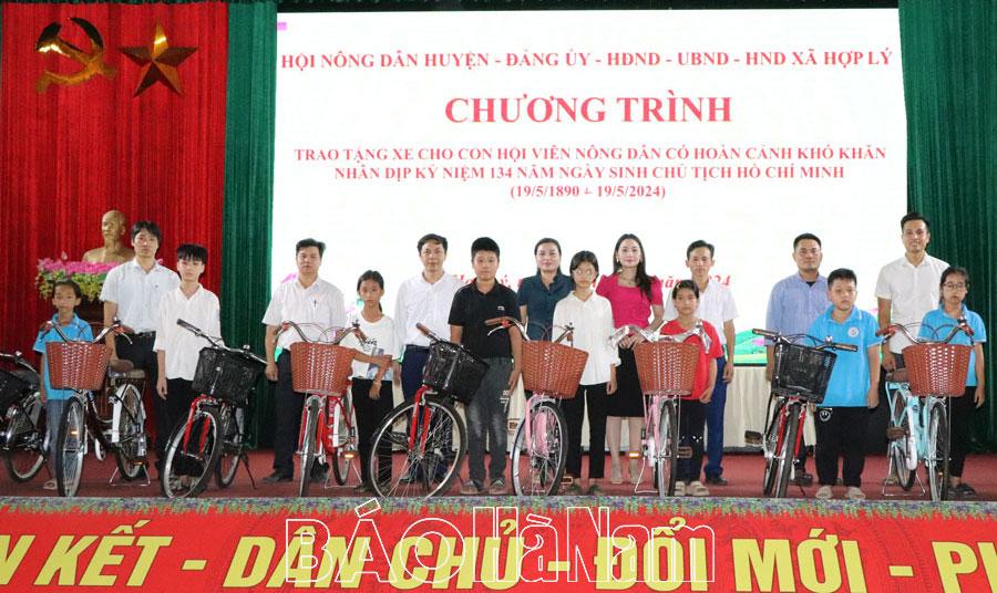 Trao tặng 10 xe đạp cho con hội viên nông dân khó khăn ở xã Hợp Lý