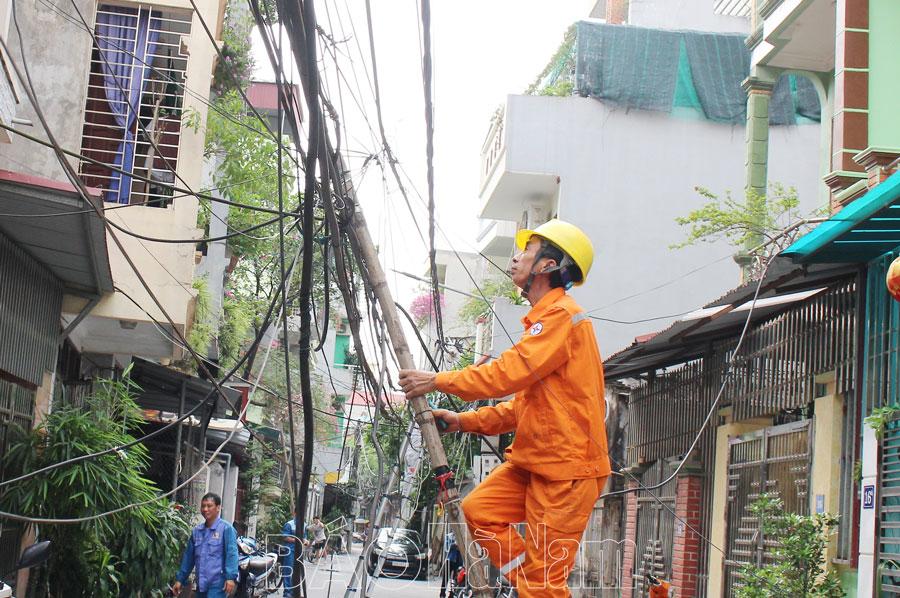 Thành phố Phủ Lý hoàn thành chỉnh trang, bó gọn 7 km đường dây điện, cáp viễn thông