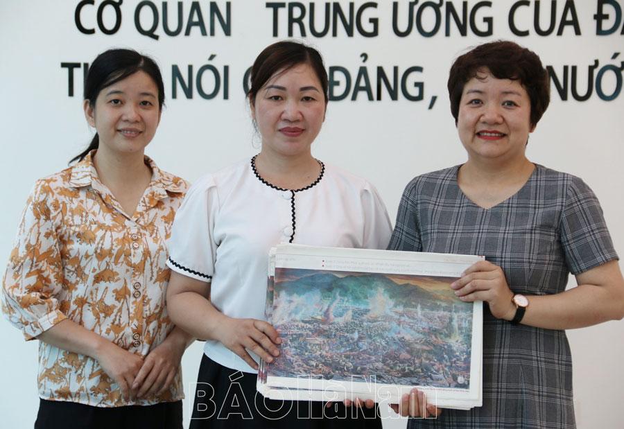 Báo Nhân Dân phát tặng 1.000 bản phụ trang bức tranh toàn cảnh “Chiến dịch Điện Biên Phủ” cho độc giả Hà Nam