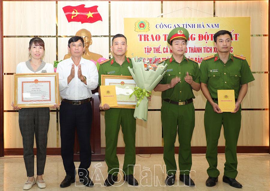 Trao thưởng đột xuất tập thể, cá nhân có thành tích xuất sắc trong phong trào toàn dân bảo vệ ANTQ