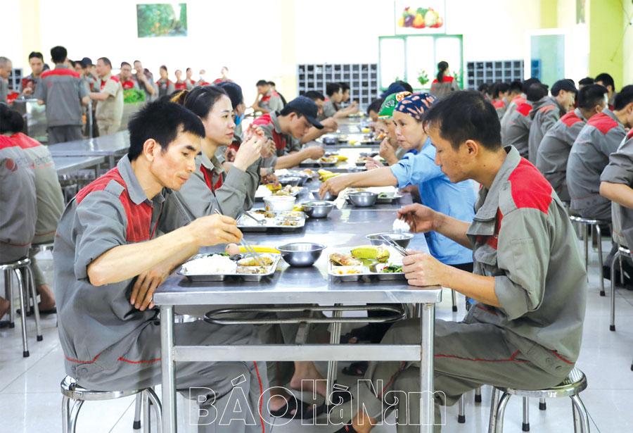 Bảo đảm dinh dưỡng và an toàn thực phẩm bữa ăn ca của người lao động