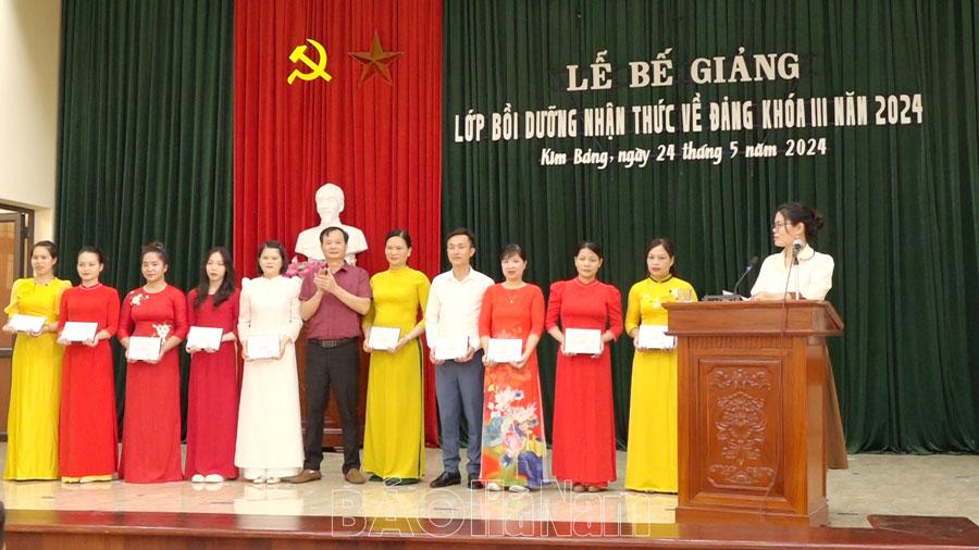 Kim Bảng bế giảng lớp nhận thức về Đảng  khóa III năm 2024
