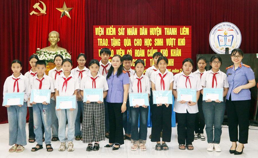 Viện Kiểm sát nhân dân huyện Thanh Liêm thăm, tặng quà giáo viên, học sinh có hoàn cảnh khó khăn