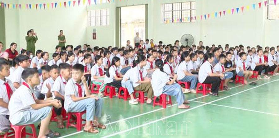 Gần 600 giáo viên, học sinh Trường Tiểu học xã Bồ Đề được tuyên truyền phòng tránh đuối nước
