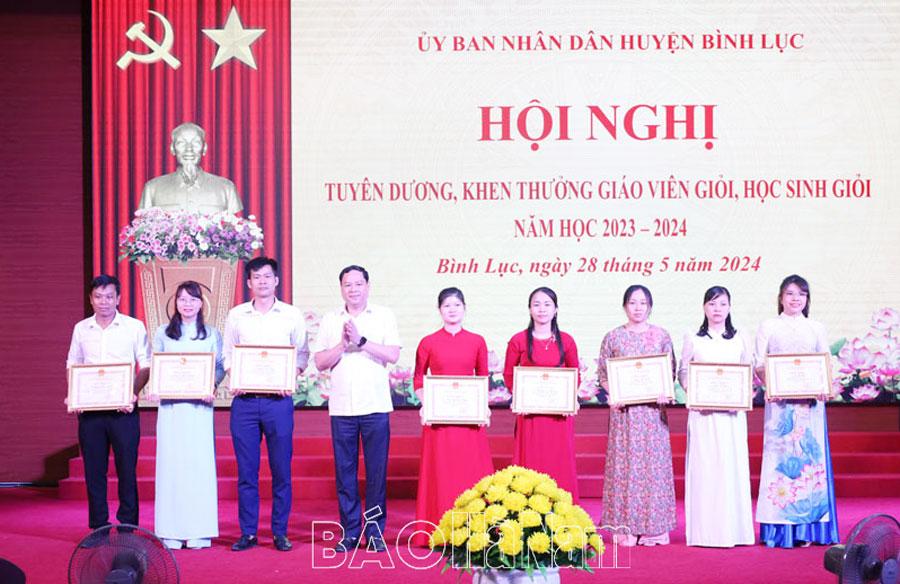 Bình Lục tuyên dương, khen thưởng giáo viên dạy giỏi, học sinh giỏi các cấp