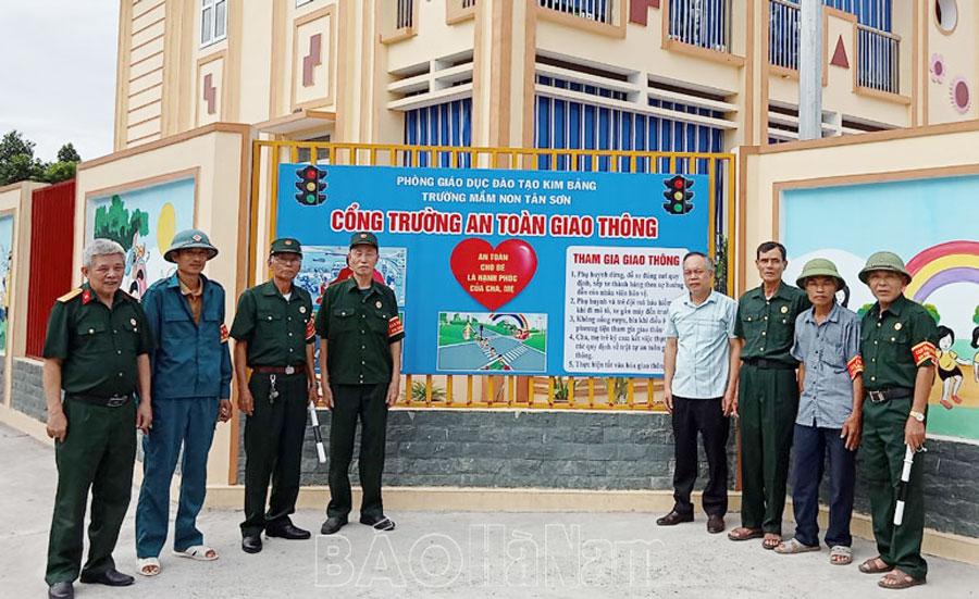 Hội CCB Tân Sơn ra mắt mô hình CCB  “Tự quản an toàn giao thông”