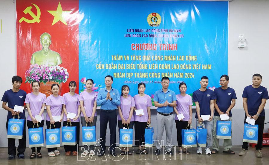 Tổng LĐLĐ Việt Nam tặng quà nhân dịp Tháng Công nhân 2024