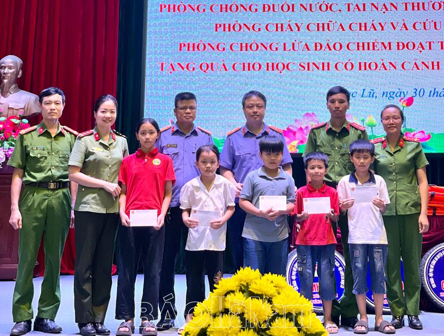 Viện KSND huyện Bình Lục phối hợp tuyên truyền pháp luật, trao quà cho học sinh có hoàn cảnh khó khăn